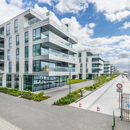 Nabrzeze Yacht Park, Sun & Snow *